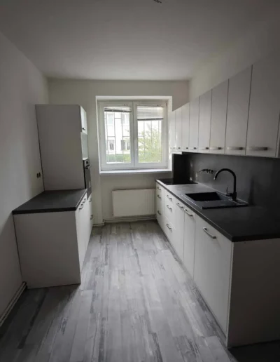 moderní kompaktní kuchyň na míru